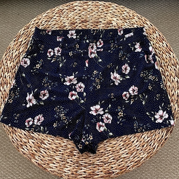 Torrid Floral 5” Pull-on Stretch Crepe Short - Picture 5 of 11